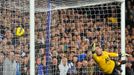 Fotbalový brankář Manchesteru United Albert de Gea inkasuje v utkání Premier League 2012/13 proti Chelsea.