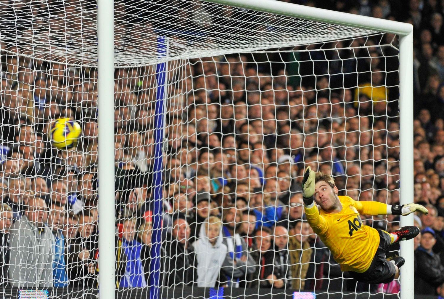 Fotbalový brankář Manchesteru United Albert de Gea inkasuje v utkání Premier League 2012/13 proti Chelsea.