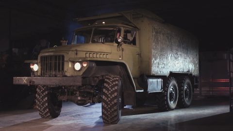 Video: Ze sovětského vojenského auta Ural se stane obří fotoaparát