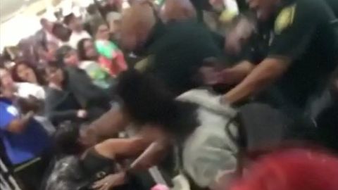 Hromadná rvačka na floridském letišti. Lidé se poprali kvůli zrušeným letům