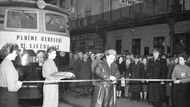 Dne 30. prosince 1958 byl zahájen zkušební provoz na elektrifikované trati, první části budoucí magistrály západo-východní, v úseku Nymburk - Ústí nad Labem. Na snímku ministr dopravy František Vlasák dává symbolicky do provozu elektrifikovanou trat Nymburk - Ústí nad Labem.