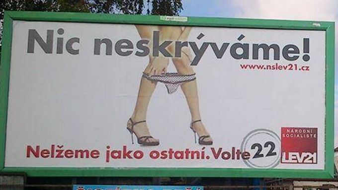 Kalhotkový billboard LEV 21 se nelíbí předsedovi strany Jiřímu Paroubkovi.