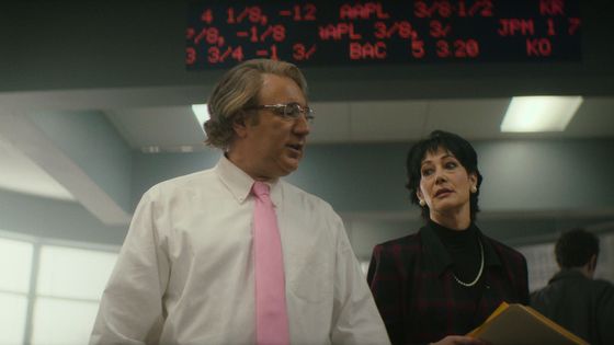 Na snímku z hrané části dokumentu Netflixu je Joseph Scotto jako Bernie Madoff.