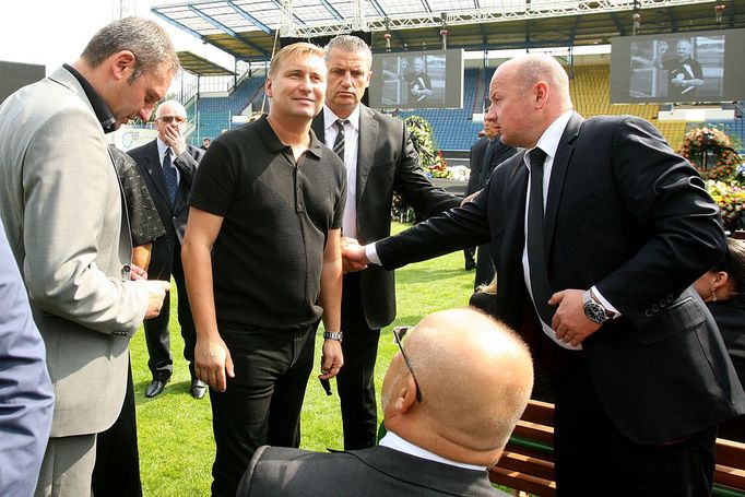 Rozloučení s Františkem Hrdličkou, zleva trenér Stanislav Habanec, Horst Siegl, vpravo Adolf Šádek, zády sedí Jaroslav Starka