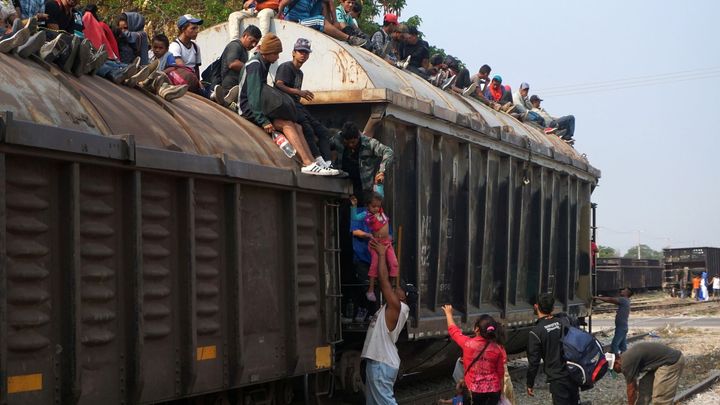 Zoufalá cesta migrantů do Spojených států. Než překročí hranici, musí přežít mafii