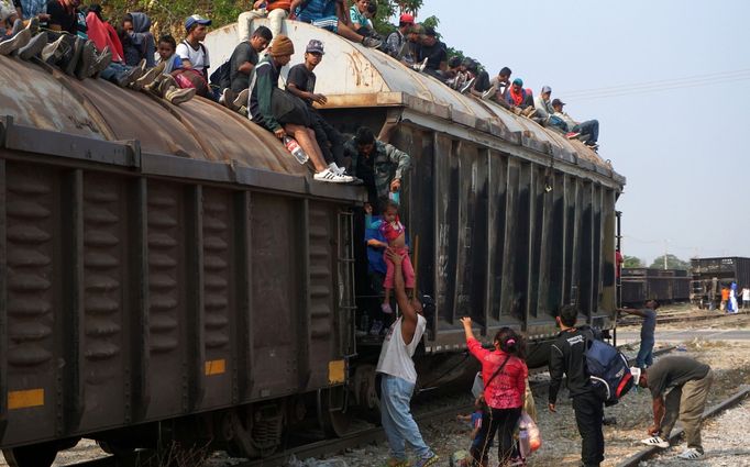 Stovky migrantů na střeše vlaku, kteří míří na sever napříč Mexikem k hranici se Spojenými státy.