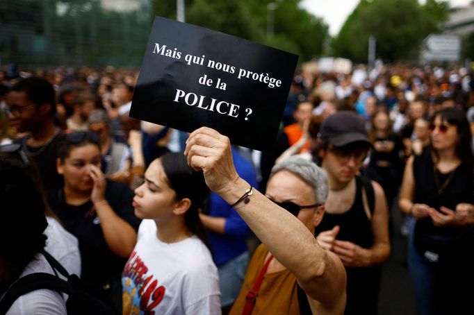 Protest ve Francii po smrti 17letého Nahela.