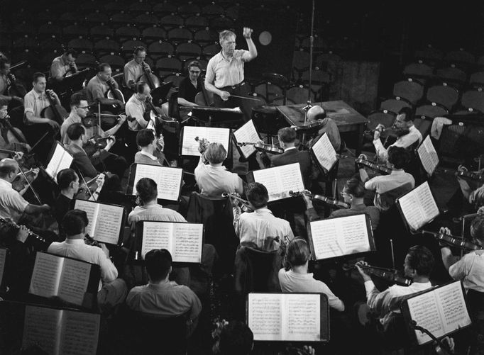 Václav Talich diriguje Českou filharmonii při natáčení v Domě umělců, tedy dnešním Rudolfinu, srpen 1953.