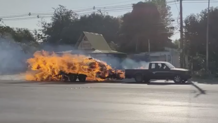 Šílený Max po thajsku. Řidič za sebou nechával ohnivou spoušť, zastavit prý nemohl