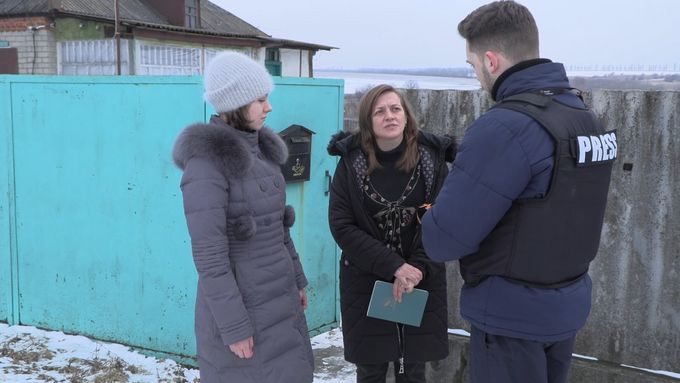 Nemůžu si vybrat mezi dcerou a rodiči, říká Ukrajinka. U Kupjansku zesilují útoky