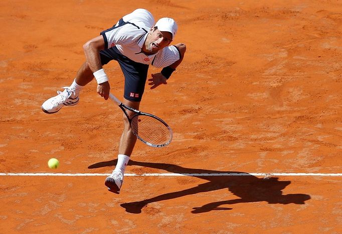 Novak Djokovič při duelu s Berdychem v Římě.