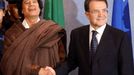 Předseda Evropské komise Romano Prodi uvítal 27. dubna 2004 v Bruselu libyjského předáka Muammara Kaddáfího.