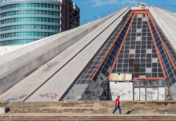 Tiranská pyramida na archivním snímku.