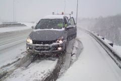 Sobota: Sníh zasypal silnice, způsobil mnoho nehod
