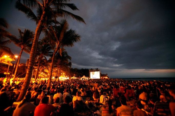 Na pláži Waikiki na Honolulu se lidé hromadně dívali na promítání prvního dílu poslední řady fantaskního seriálu Ztraceni ("Lost").