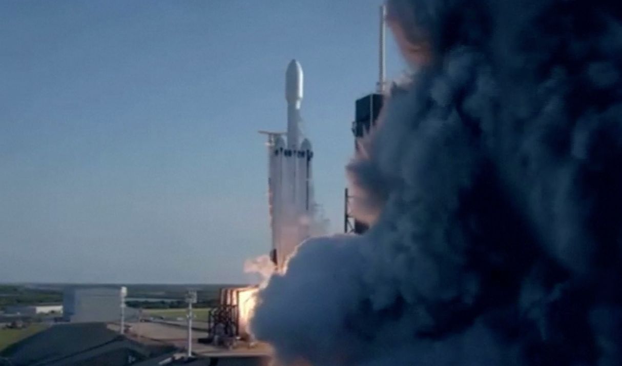 Raketa Falcon Heavy startuje.