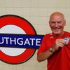 Anglický fanoušek na stanici londýnského metra Southgate před semifinále MS 2018 Chorvatsko - Anglie
