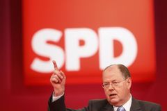 Jasná volba: Merkelovou ve volbách vyzve Steinbrück
