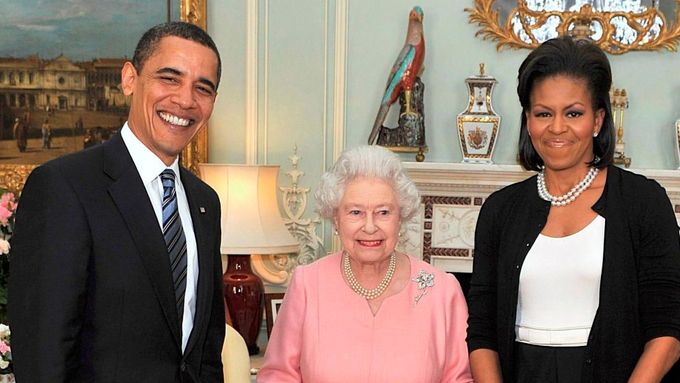 Manželé Obamovi s britskou královnou Alžbětou II.