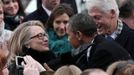 Barack Obama se zdraví s Hillary a Billem Clintonovými. Obzvláště bez exprezidenta by se do Bílého domu dostával mnohem hůře. Právě on mu na nominačním sjezdu přihrál nemálo hlasů.