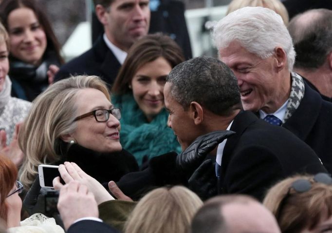 Barack Obama se zdraví s Hillary a Billem Clintonovými. Obzvláště bez exprezidenta by se do Bílého domu dostával mnohem hůře. Právě on mu na nominačním sjezdu přihrál nemálo hlasů.