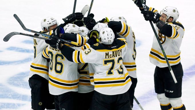 Radost hráčů Bostonu, kteří na ledě Ottawy odvrátili vyřazení.