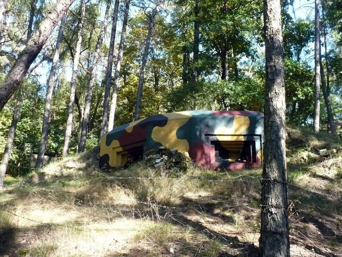 Bunkr vzor 36 z Pražské linie u obce Žižice-Drnov východně od Slaného, jediný dochovaný objekt tohoto typu, 30. léta.