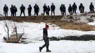 Na konci února pak policie vyčistila tábor Oceti Sakowin v Severní Dakotě u rezervace Standing Rock.