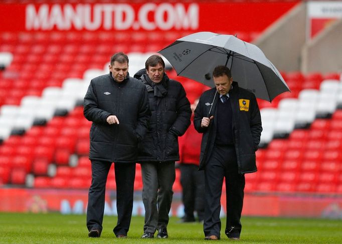 Inspekce trávníku na Old Trafford před zápasem Manchester United - West Bromwich. Rozhodčí  Jon Moss (vpravo) nenašel žádnou vadu.