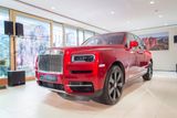 Jeho uvedením na trh Rolls-Royce napodobuje konkurenční Bentley, které prodává model Bentayga.