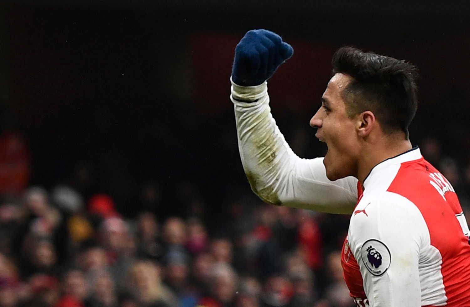 Alexis Sánchez z Arsenalu slaví gól v síti Hullu