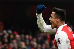 Sánchez rozhodl o vítězství Arsenalu rukou. Sudí se po zápasu Hullu omlouval