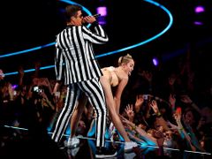 Robin Thicke a Miley Cyrus.