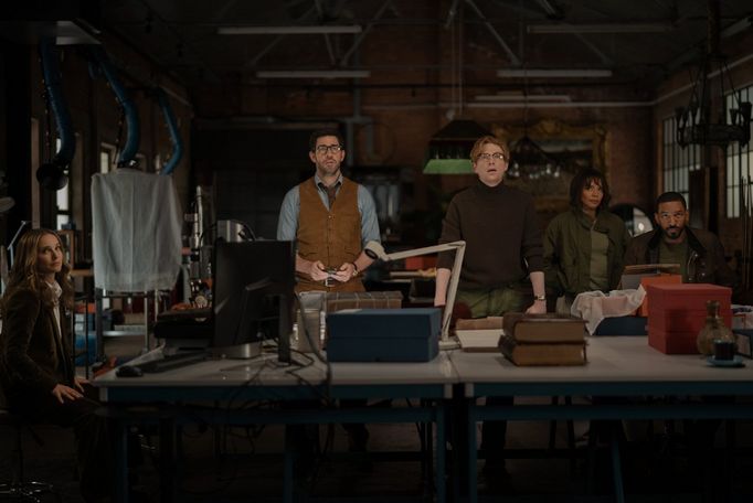 Natalie Portmanová, John Krasinski, Domhnall Gleeson, Carmen Ejogová a Laz Alonso ve filmu Pramen mládí.
