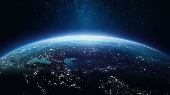 Nová studie NASA ukazuje, že naše planeta odráží méně slunečního světla než dřív. Severní polokoule navíc tmavne rychleji než jižní.