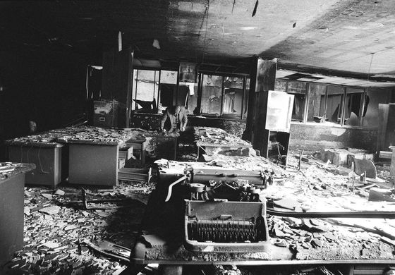 Interiér válkou zdevastované banky v Bejrútu. Fotografie, která byla pořízena během občanské války v Libanonu. Rok 1976.