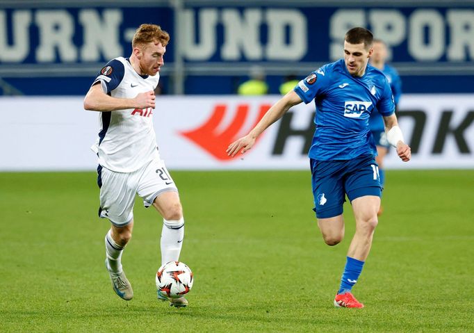 David Jurásek (vpravo) v souboji s Dejanem Kulusevskim