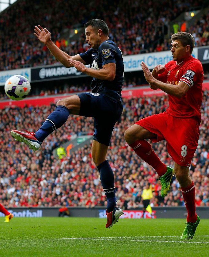 Gerrard a Van Persie v souboji o míč