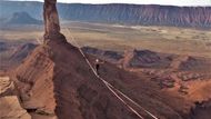 Slackline je chůze, balancování a trikování na textilním popruhu. Musí to být výš jak v deseti metrech, ale Kuchařová už chodila po lajnách 800 a 1000 metrů nad zemí.