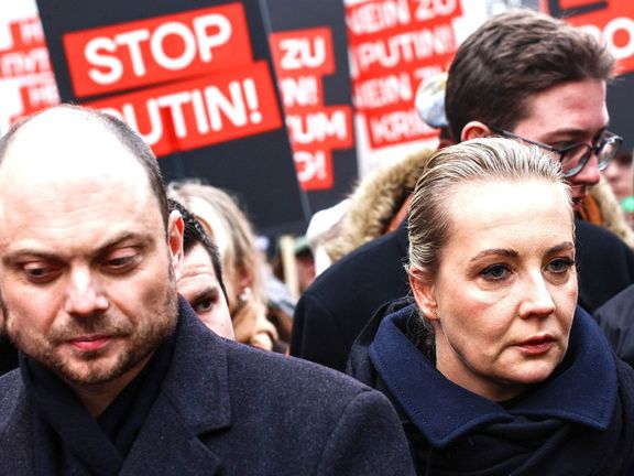 Ruští kritici Kremlu a političtí lídři Vladimir Kara-Murza (vlevo) a Julija Navalná (vpravo) se 17. listopadu 2024 účastní protiválečné demonstrace v Berlíně.