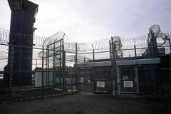Čtyři typy věznic se sjednotí na dva, schválila vláda