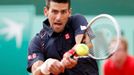 Srbský tenista Novak Djokovič odráží míček v souboji s Francouzem Nicolasem Devilderem během 3. kola French Open 2012.