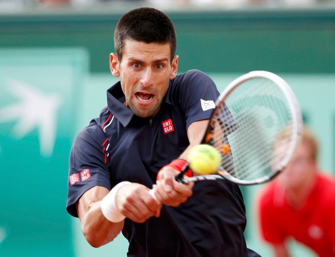 Srbský tenista Novak Djokovič odráží míček v souboji s Francouzem Nicolasem Devilderem během 3. kola French Open 2012.