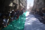 Asad ruší výjimečný stav. Oznamuje amnestii a slibuje reformy, změny jsou ale vágní. Demonstranti požadují Asadův odchod, bezpečnostní složky proti nim tvrdě zasahují. Lidé umírají a do neklidných měst vjíždí tanky. Damašek, červenec 2011.