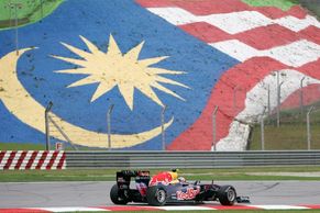Kolotoč formule 1 se zastavil ve slunečné Malajsii. Trénink vyhrál Webber