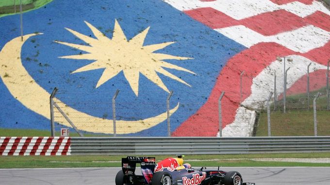 Kolotoč formule 1 se zastavil ve slunečné Malajsii. Trénink vyhrál Webber