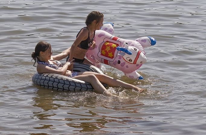 Užívají si vody a vědí, že pod nimi v hlubině žijí kapři, štiky nebo třeba sumec. Medůzy znají rekreanti z dovolených u moře, tady však o nich neměli dosud ani tušení