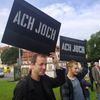 Demonstrace proti Romanu Jochovi