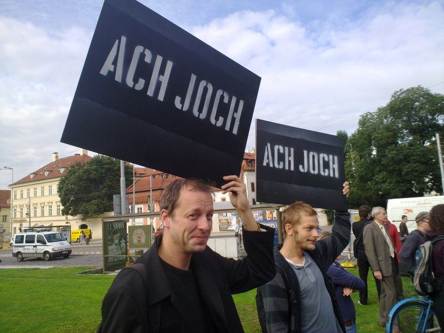 Demonstrace proti Romanu Jochovi
