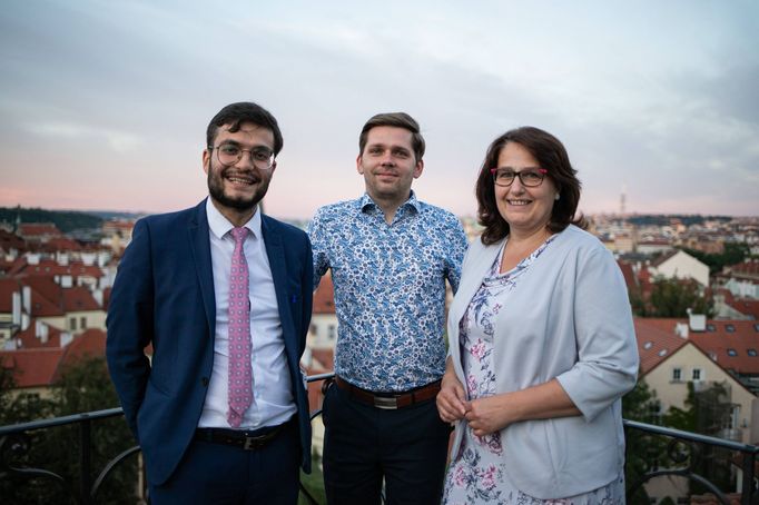 Uprostřed vítěz Global Teacher Prize Václav Fiala. Vpravo na druhém místě Štěpánka Baierlová, vlevo třetí Alexis Katakalidis.